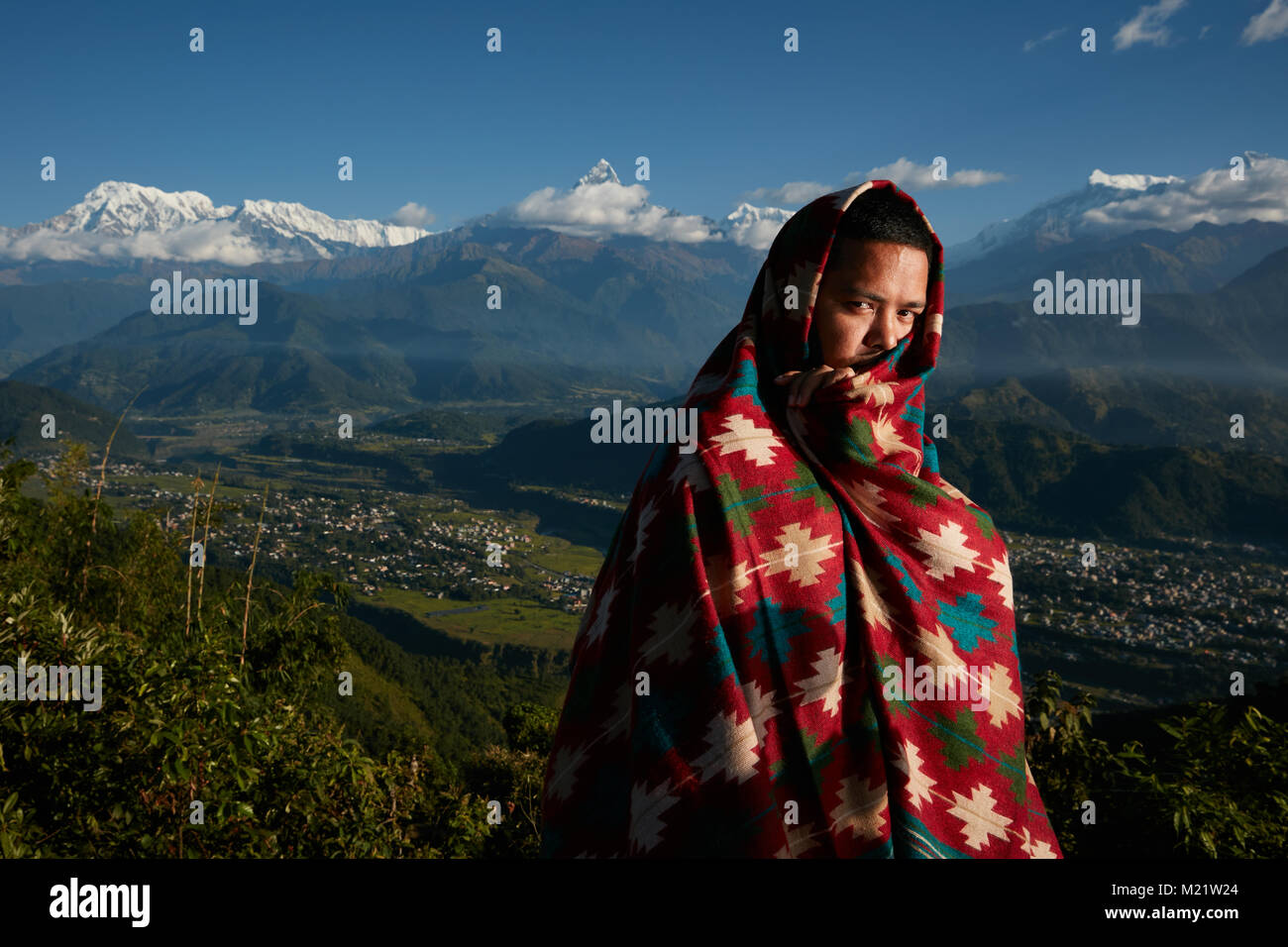 Lokale nepalesischen Mann stand vor der Annapurna Berge. Stockfoto