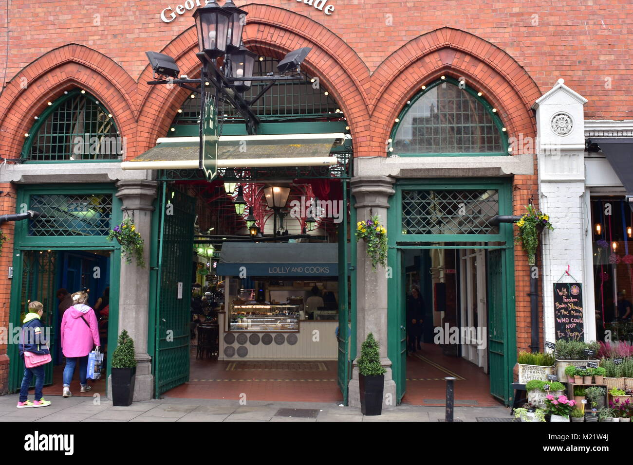 Aus rotem Backstein und grün lackierten Holz Fassade von Georges Street Arcade im Zentrum von Dublin. Stockfoto Aus rotem Backstein und grün lackierten Holz Fassade von Georges Street Arcade im Zentrum von Dublin. Stockfoto
