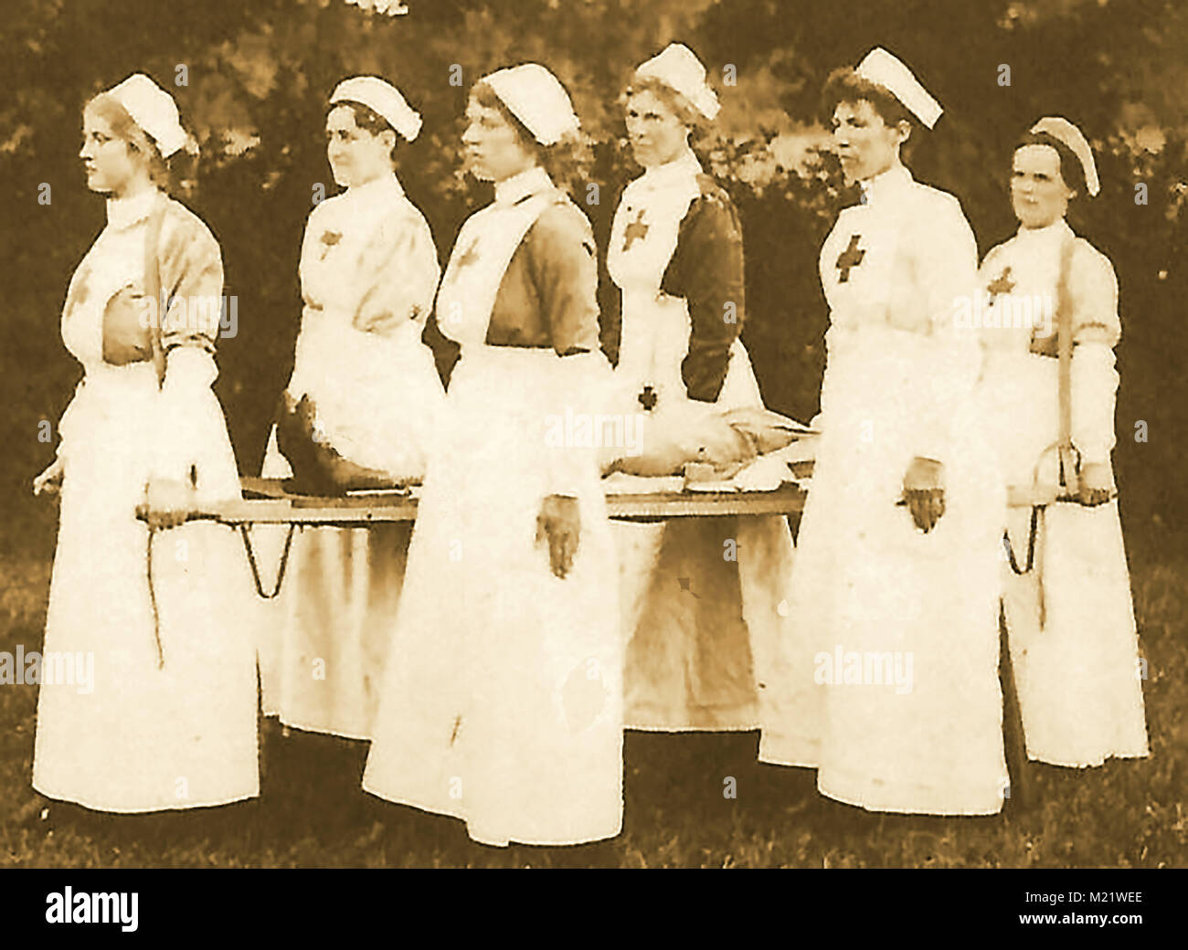 Erster Weltkrieg (1914-1918) aka Der Große Krieg oder Weltkrieg - Grabenkämpfe - Nursess als Bahre Träger Stockfoto