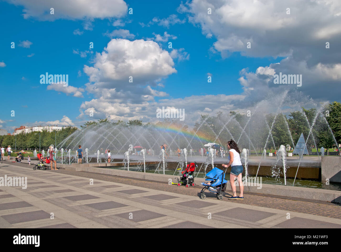 SAINT-Petersburg, Russland - 16 AUGUST, 2017: die Menschen sind in der Nähe der Brunnen mit Regenbogen in der 300 Jahre St. Petersburg Jubiläum Park Stockfoto