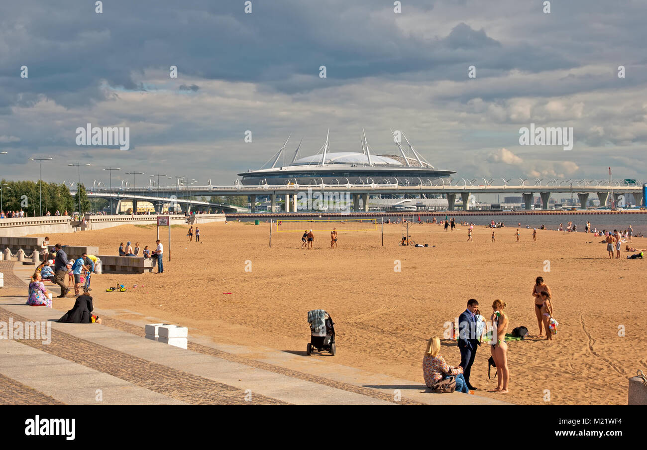 SAINT-Petersburg, Russland - 16. AUGUST 2017: die Leute am Strand im 300 Jahre St. Petersburg Jubiläum Park nicht weit von Krestovsky Stadion Stockfoto