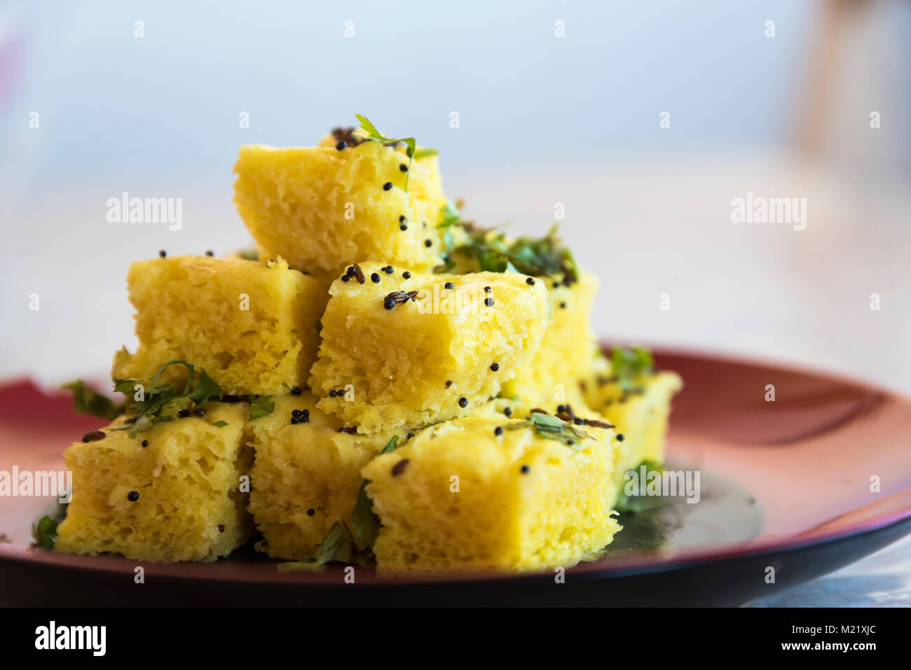 Gujarati Khaman Dhokla oder gedämpft Gramm Mehl Snack - Indische Küche Stockfoto