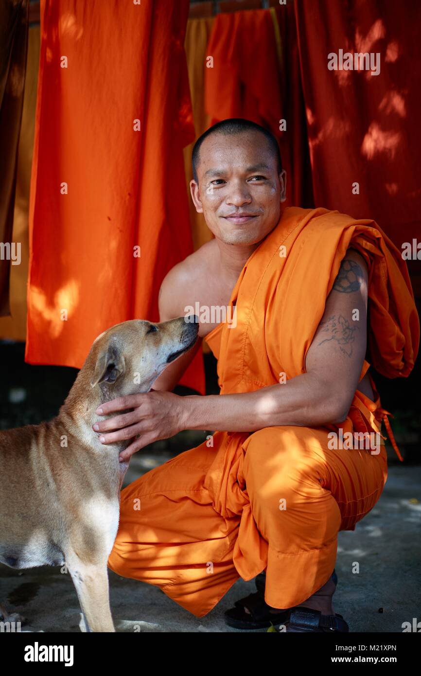 Buddhistischer Mönch mit Hund, in Battambang, Kambodscha Stockfoto