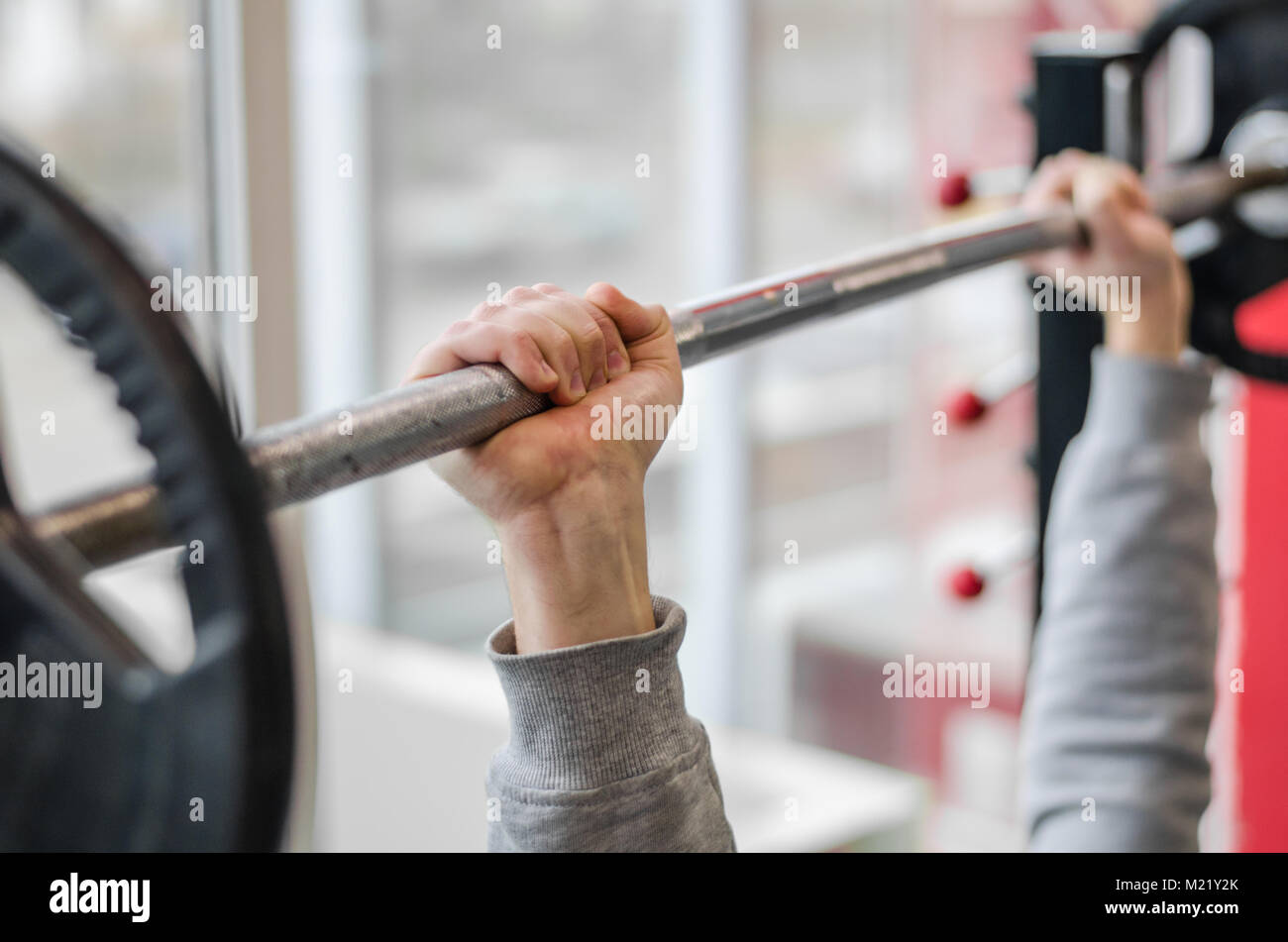 Männliche Arme heben Langhantel, Athlet, Bankdrücken Bewegung, Fitness Club Stockfoto