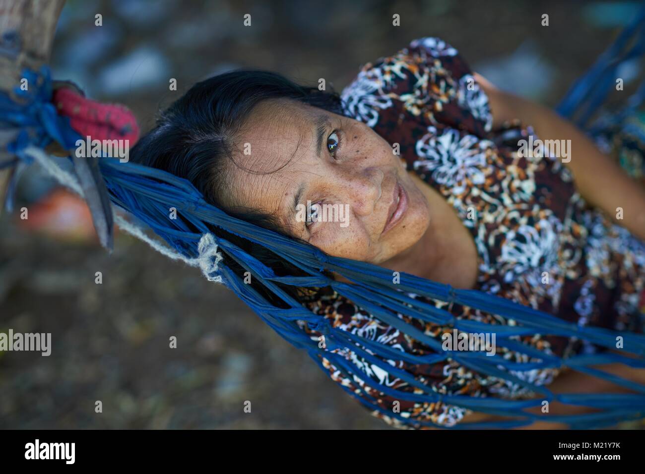 Kambodschanischen alte Frau auf der Hängematte, Kompong Chhnang, Kambodscha Stockfoto
