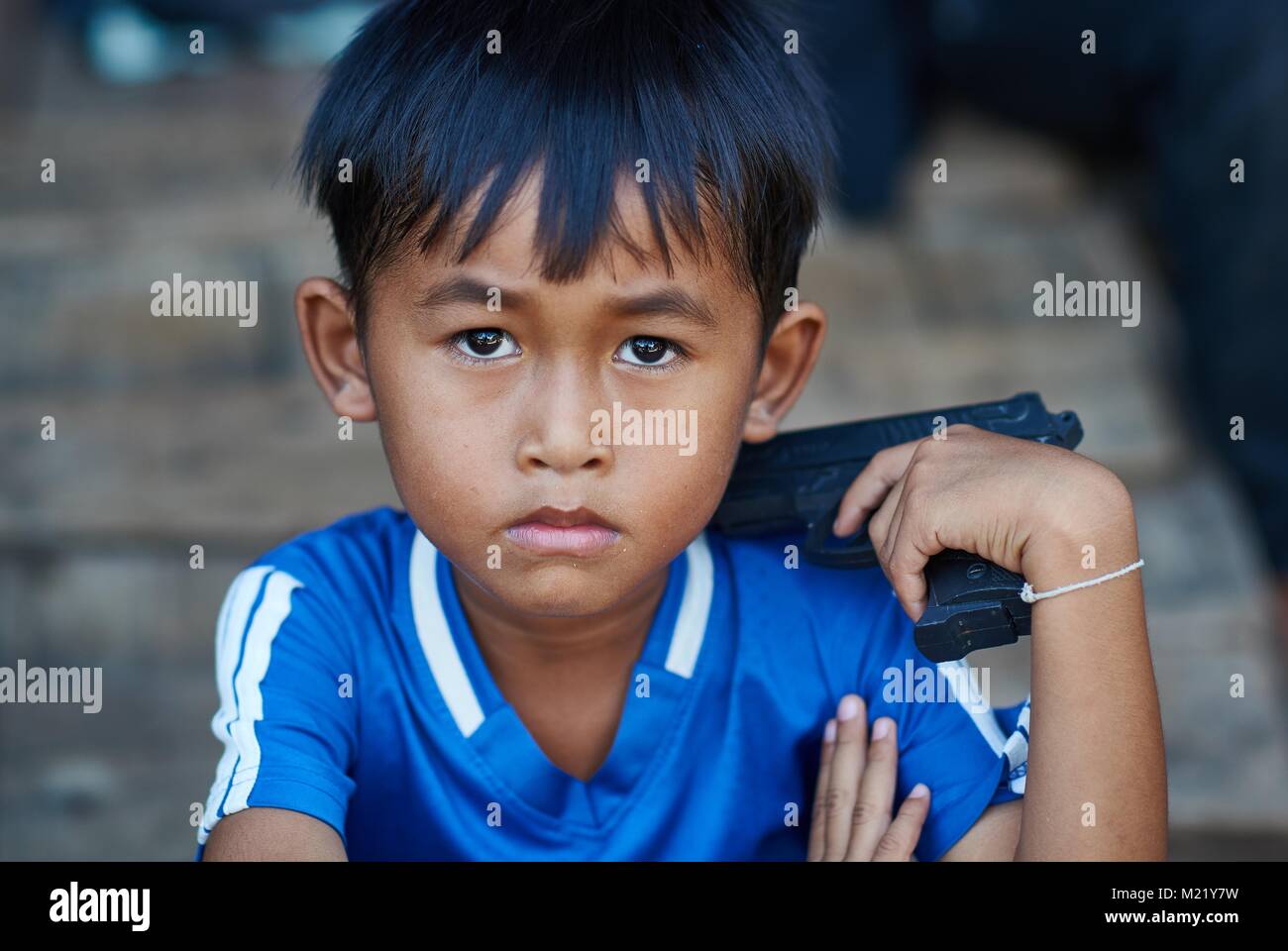 Kambodschanischen Junge mit Kunststoff Pistole, Kompong Chhnang, Kambodscha Stockfoto