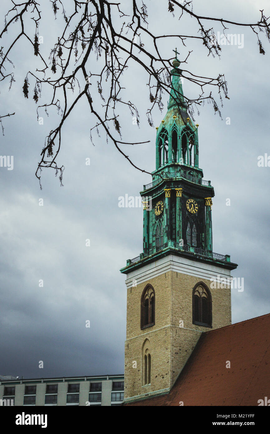 Gerade Blick von der Kuppel der St. Mary's Kirche in Berlin mit einem Baum framing das Foto Stockfoto