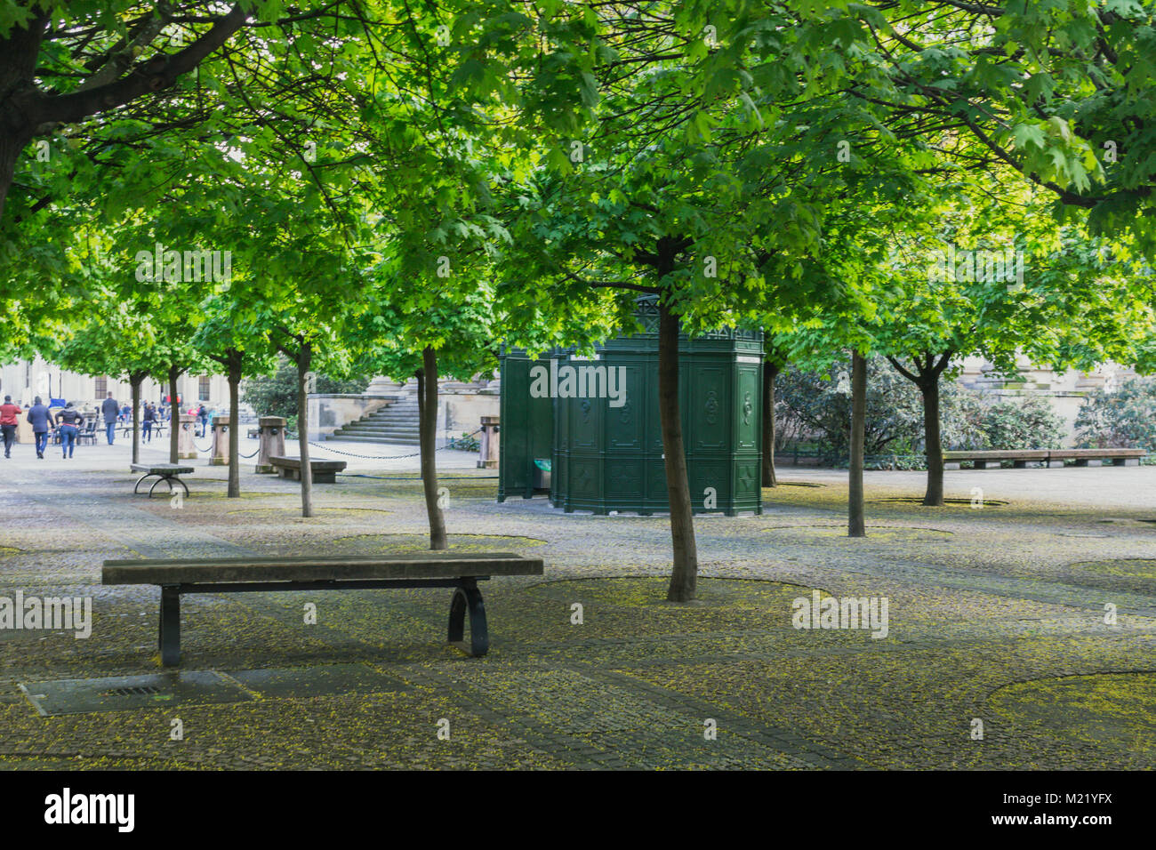 Bank in einem Berliner Platz mit Bäumen, die Schatten Stockfoto