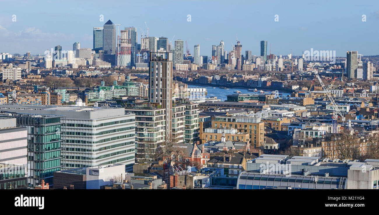 Skyline von London nach Osten, den Fluss hinunter in Richtung Kanarische Wharfe, Großbritannien Stockfoto