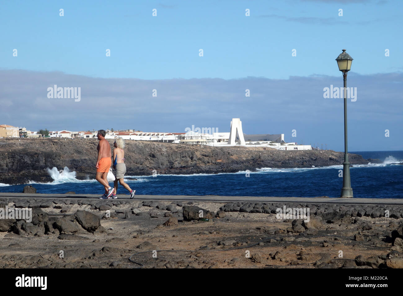 Paar auf der Promenade zu den Alten öffentliches Schwimmbad auf Caleta Corcha zwischen Caleta de Fuste & Caleta de La Camella auf Fuerteventura. Stockfoto