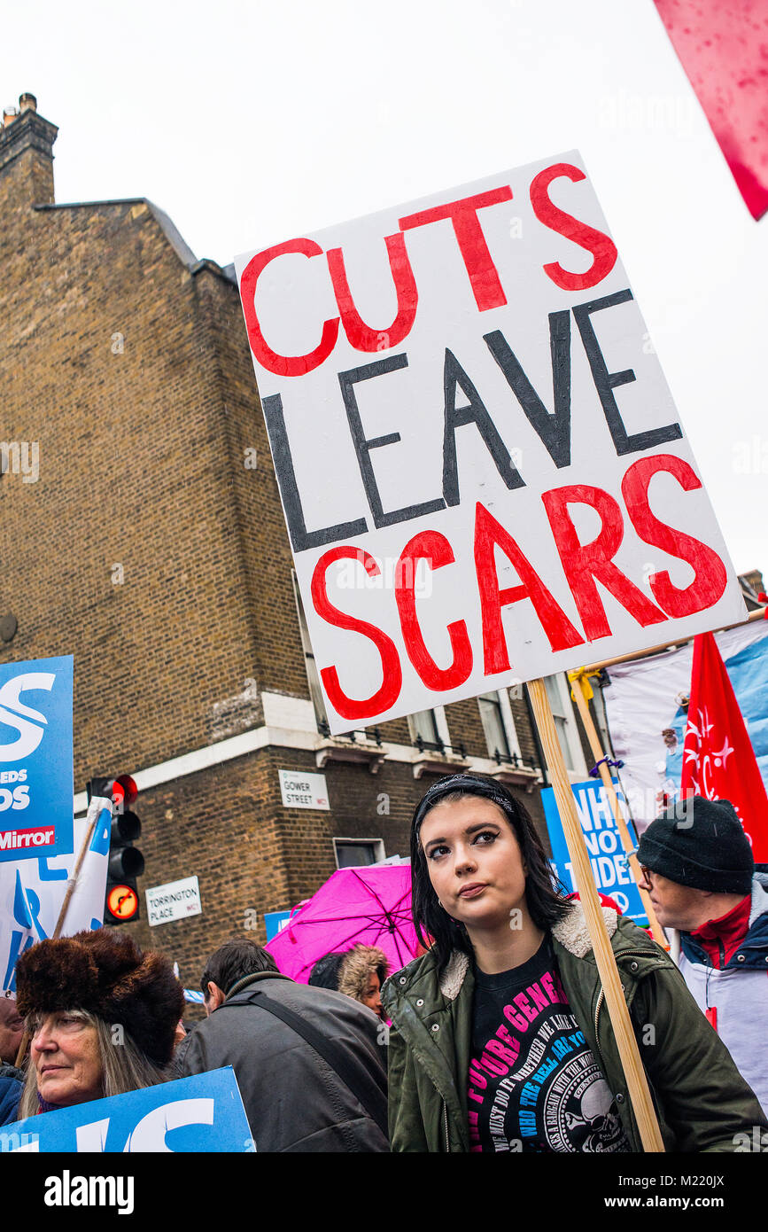 Tausende Menschen versammelten sich mit Plakaten für den NHS In der Krise Demonstration durch das Zentrum von London, im Protest der Unterfinanzierung und der Privatisierung des NHS. Stockfoto