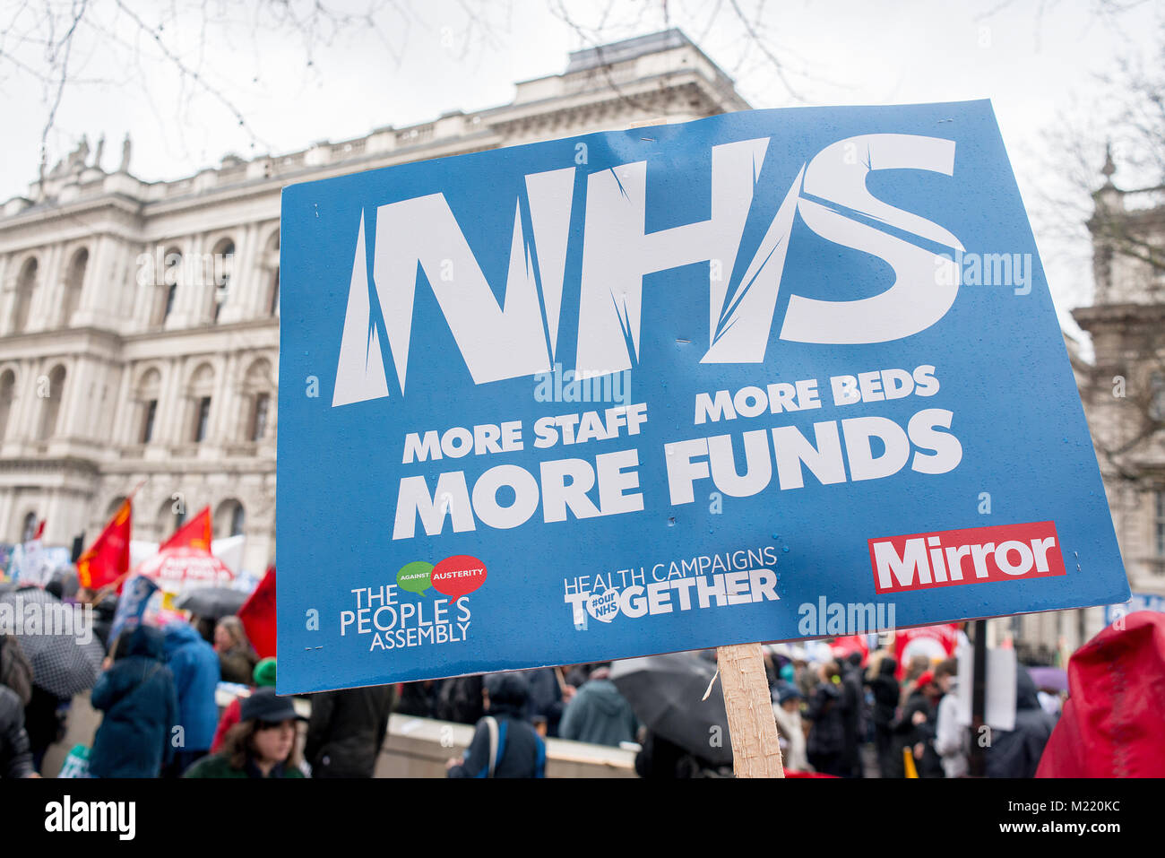 Tausende Menschen versammelten sich mit Plakaten für den NHS In der Krise Demonstration durch das Zentrum von London, im Protest der Unterfinanzierung und der Privatisierung des NHS. Stockfoto