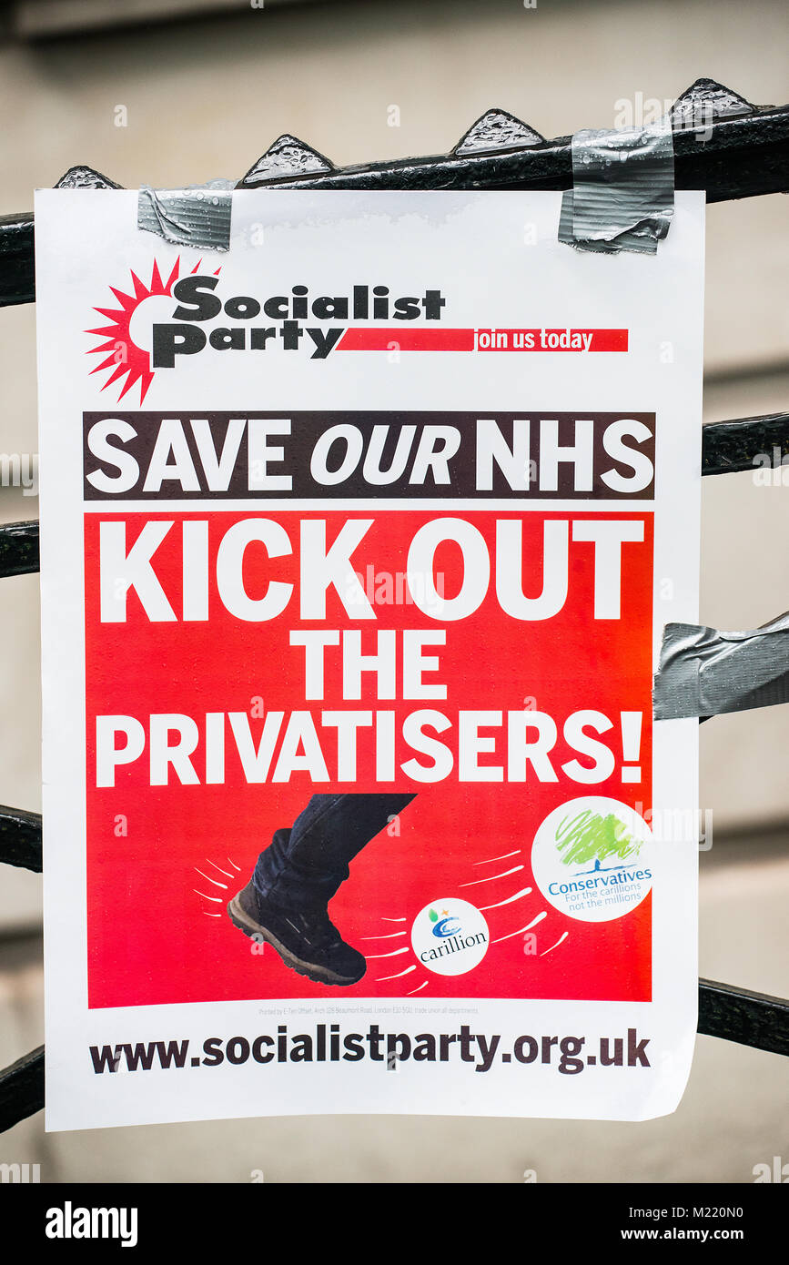 Tausende Menschen versammelten sich mit Plakaten für den NHS In der Krise Demonstration durch das Zentrum von London, im Protest der Unterfinanzierung und der Privatisierung des NHS. Stockfoto