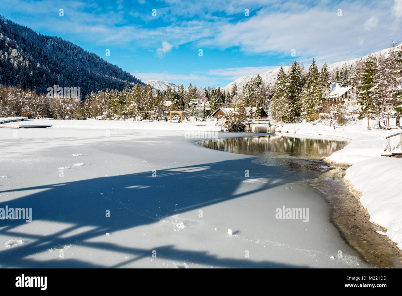 Gefrorenen See Jasna in Kranjska Gora und ein Blick vom Turm Stockfoto