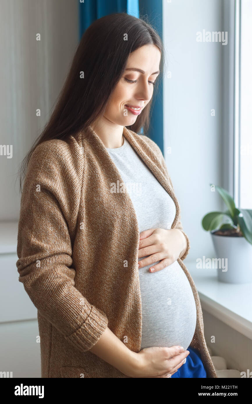 Portrait von glücklichen schwangeren Frau Stockfoto