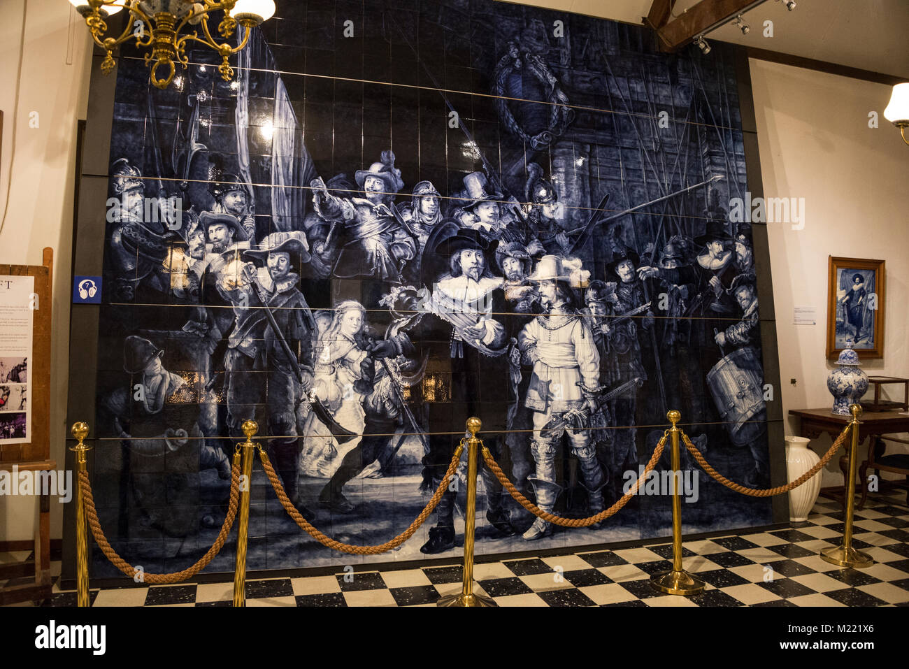 Die große Steingut Fliesen- Blau-weiße Bild des berühmten Gemälde der Nahe ansehen, indem Künstler, Rembrandt Harmenszoon van Rijn im Royal Del Stockfoto