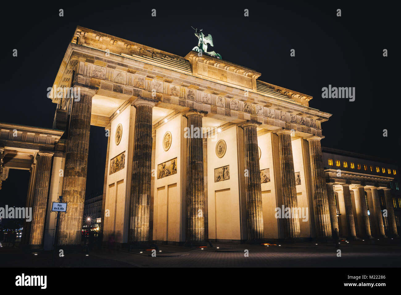 Brandenburger Tor in Berlin bei Nacht. Lange Belichtung Foto Stockfoto