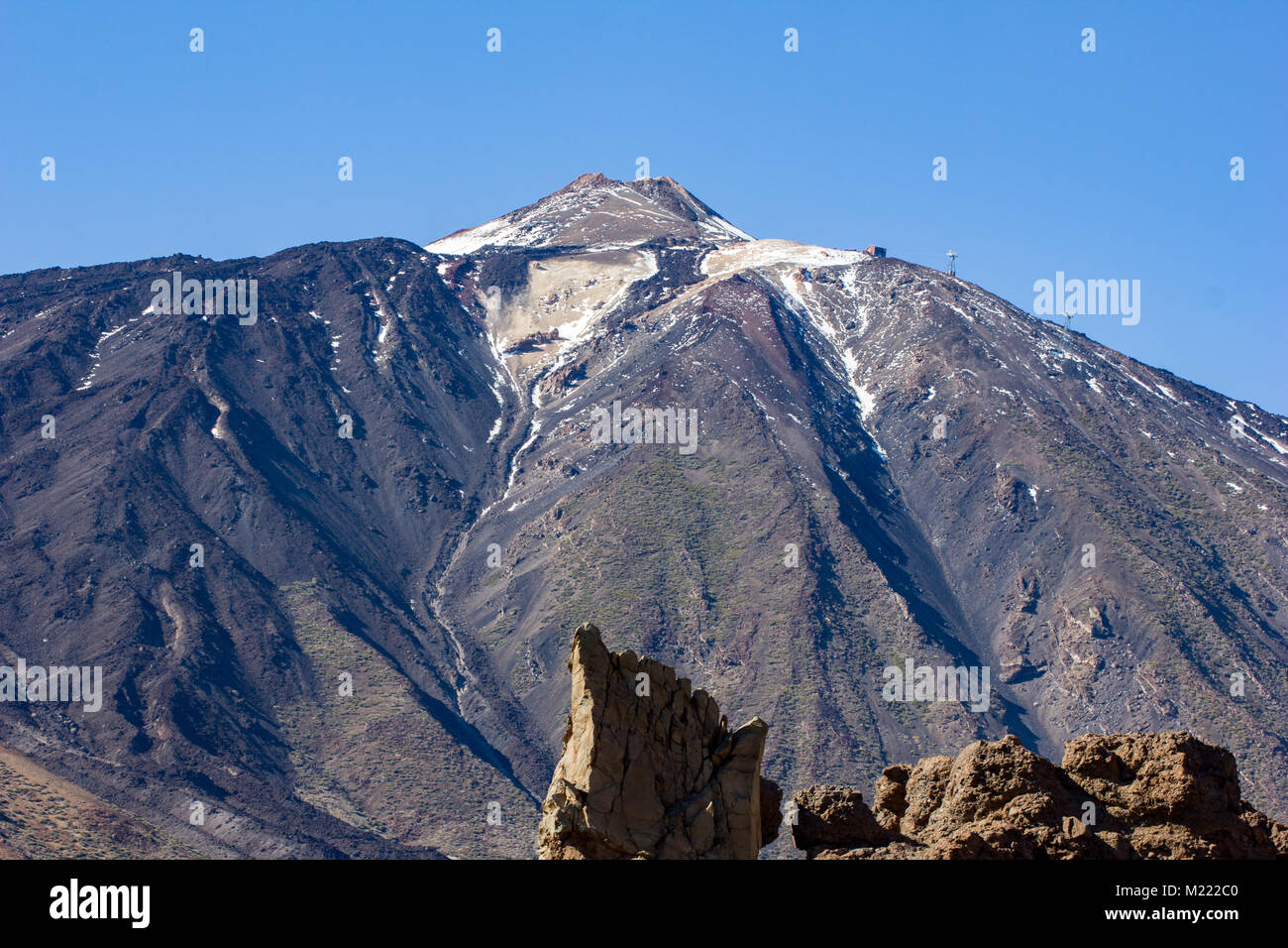 Mount Teide Gipfel mit vulkanischen Felsen im Vordergrund. Die Seilbahn ist sichtbar in der oberen Station. Teneriffa, Kanarische Inseln 2016 Stockfoto