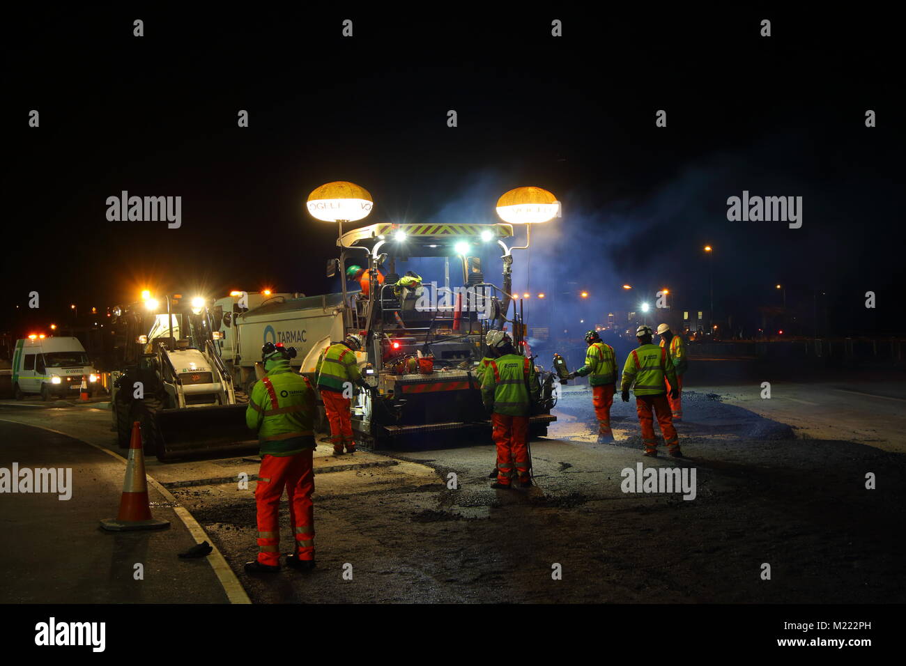 Festlegung der Asphalt in der Nacht auf einen neuen Build Straße in Doncaster Stockfoto