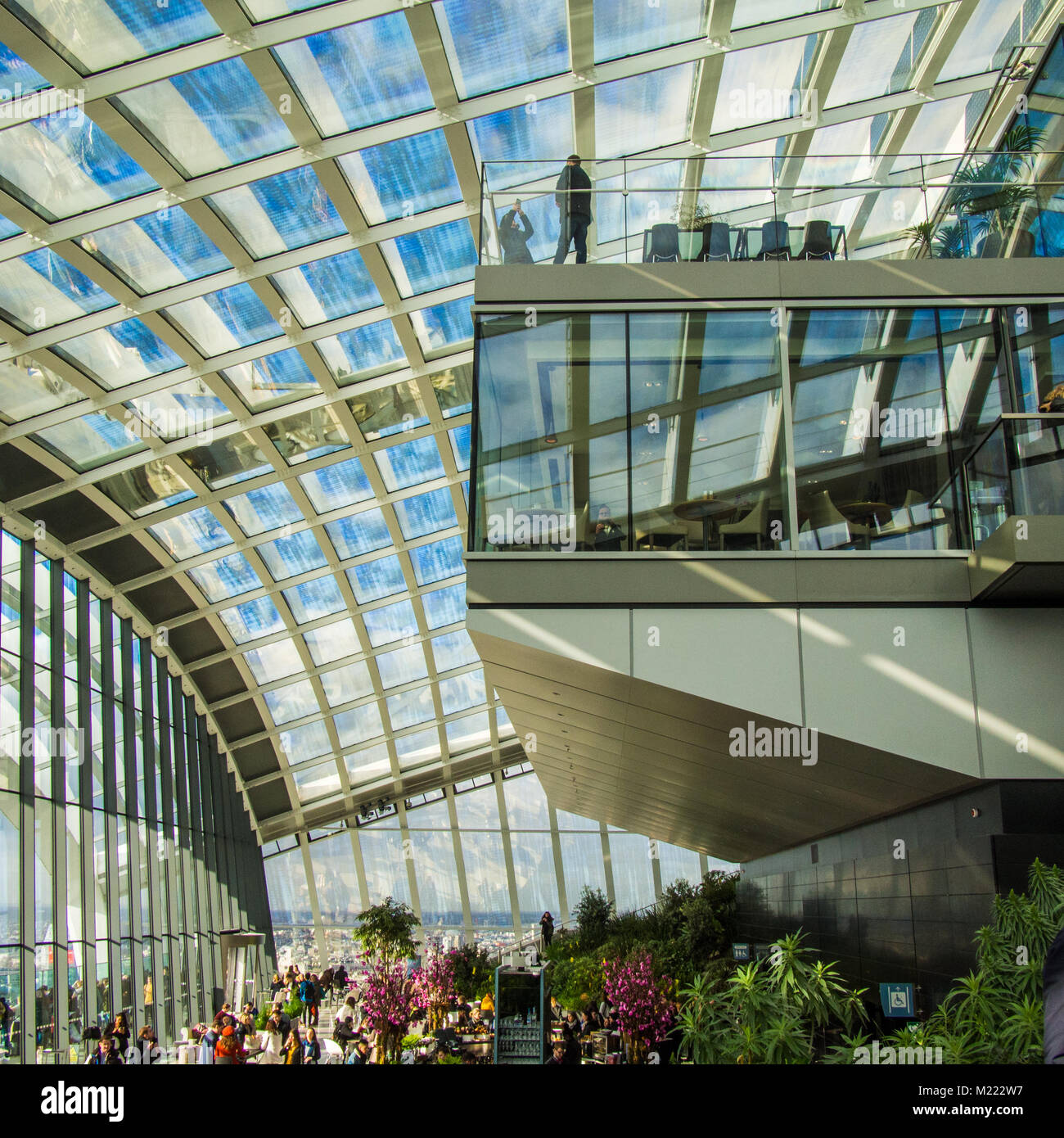 "Sky Garden" im Inneren des Wolkenkratzers bei Fenchurch St London aka "Walkie Talkie". Stockfoto