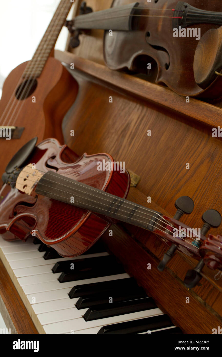 Klassische Geigen, Klavier, Gitarre und Becken. Klassische Musikinstrumente für Musik Hintergrund Konzept. Musik Konzept Stockfoto