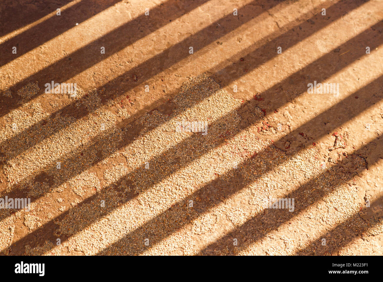Grunge Background-texured Zement mit abblätternder Farbe und diagonale Schatten Stockfoto