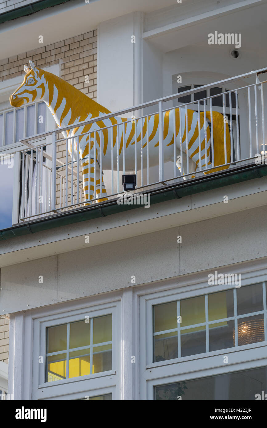 Balkon mit einem gelben Zebra, Friedrichstraße, Westerland, Sylt, Nordsee, Nordfriesland, Schleswig-Holstein, Deutschland, Europa Stockfoto
