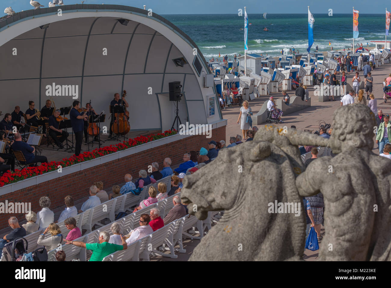 Die Promenade entlang der Küste mit offenen Konzerthalle, Westerland, Sylt, Nordsee, Nordfriesland, Schleswig-Holstein, Deutschland, Europa Stockfoto