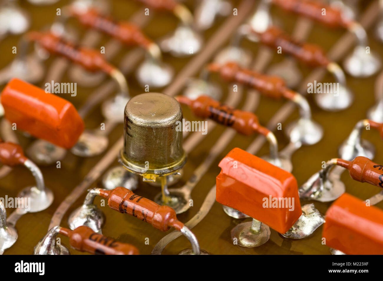 Vintage elektronische Bauteile auf der Leiterplatte Stockfoto