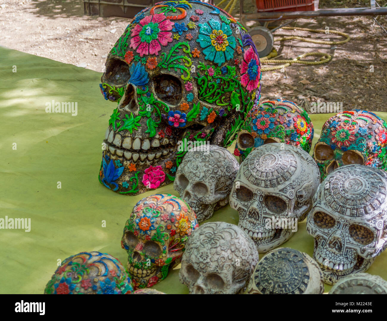 Chichén-Itzá, Yucatan, Mexiko, bunte Skelettfiguren, typisch mexikanische Kunst im Souvenirladen, nur redaktionell. Stockfoto