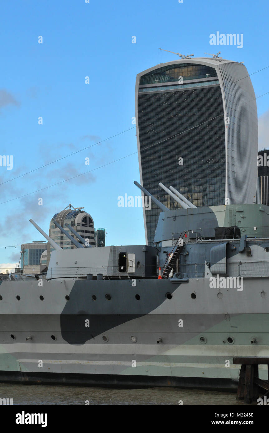 HMS Belfast vor dem Walkie talkie über die Themse in London. Das Imperial War Museum Schiff zweiten Weltkrieg Schlachtschiff oder Cruiser. Stockfoto