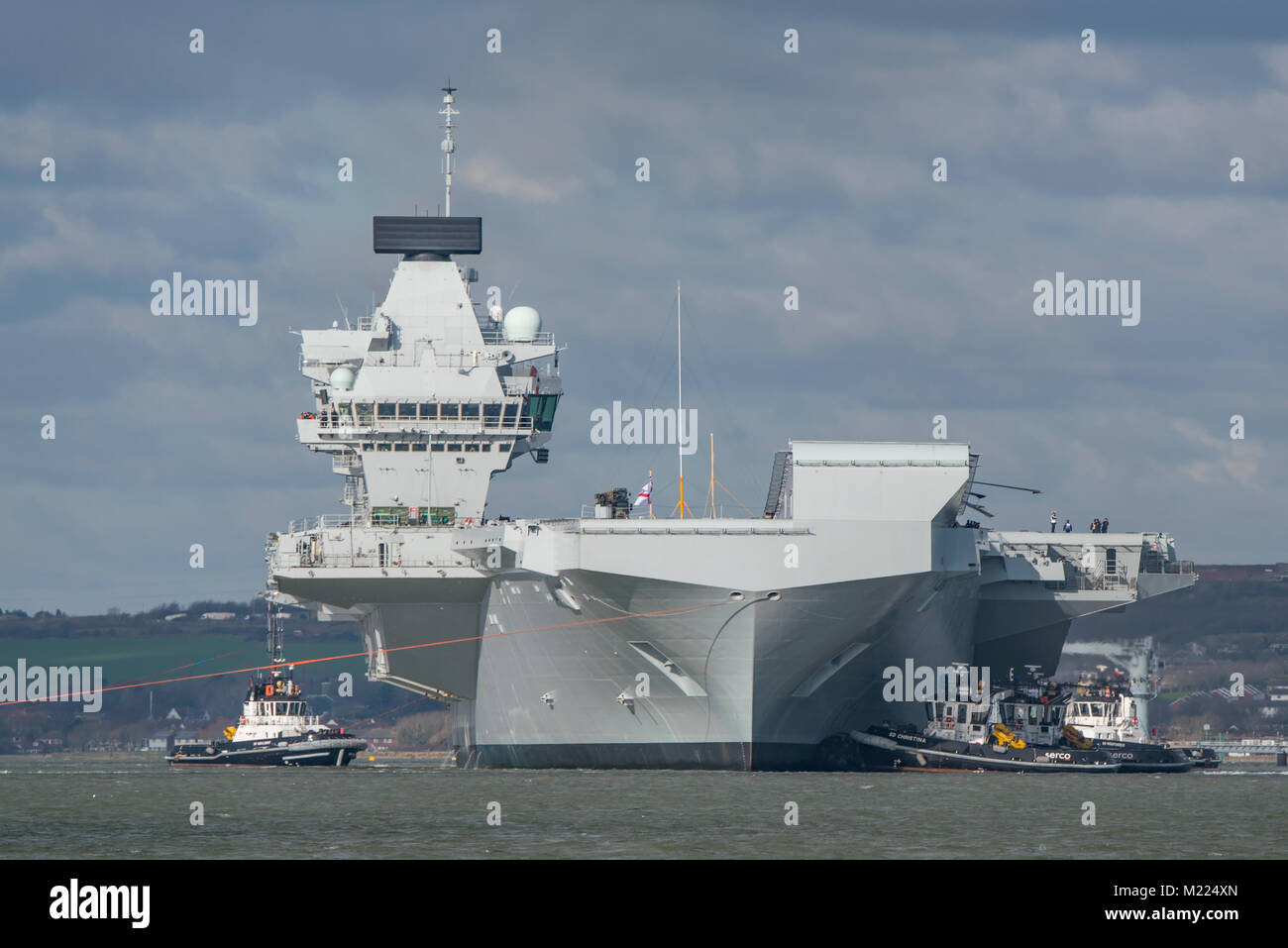 Royal Marine Kriegsschiff, der Flugzeugträger HMS Queen Elizabeth, bereitet Portsmouth, Großbritannien auf 2/2/18 (pm) für die Hubschrauber fliegen Studien ab. Stockfoto