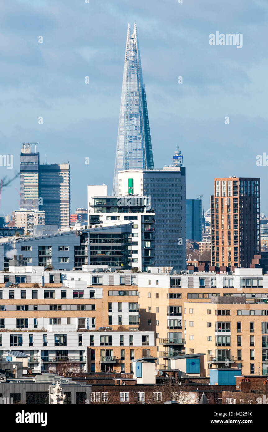 The Shard, hoch über dem Süden Londons, von Greenwich Park gesehen. Von Renzo Piano entworfen und im Jahr 2012 abgeschlossen. Stockfoto