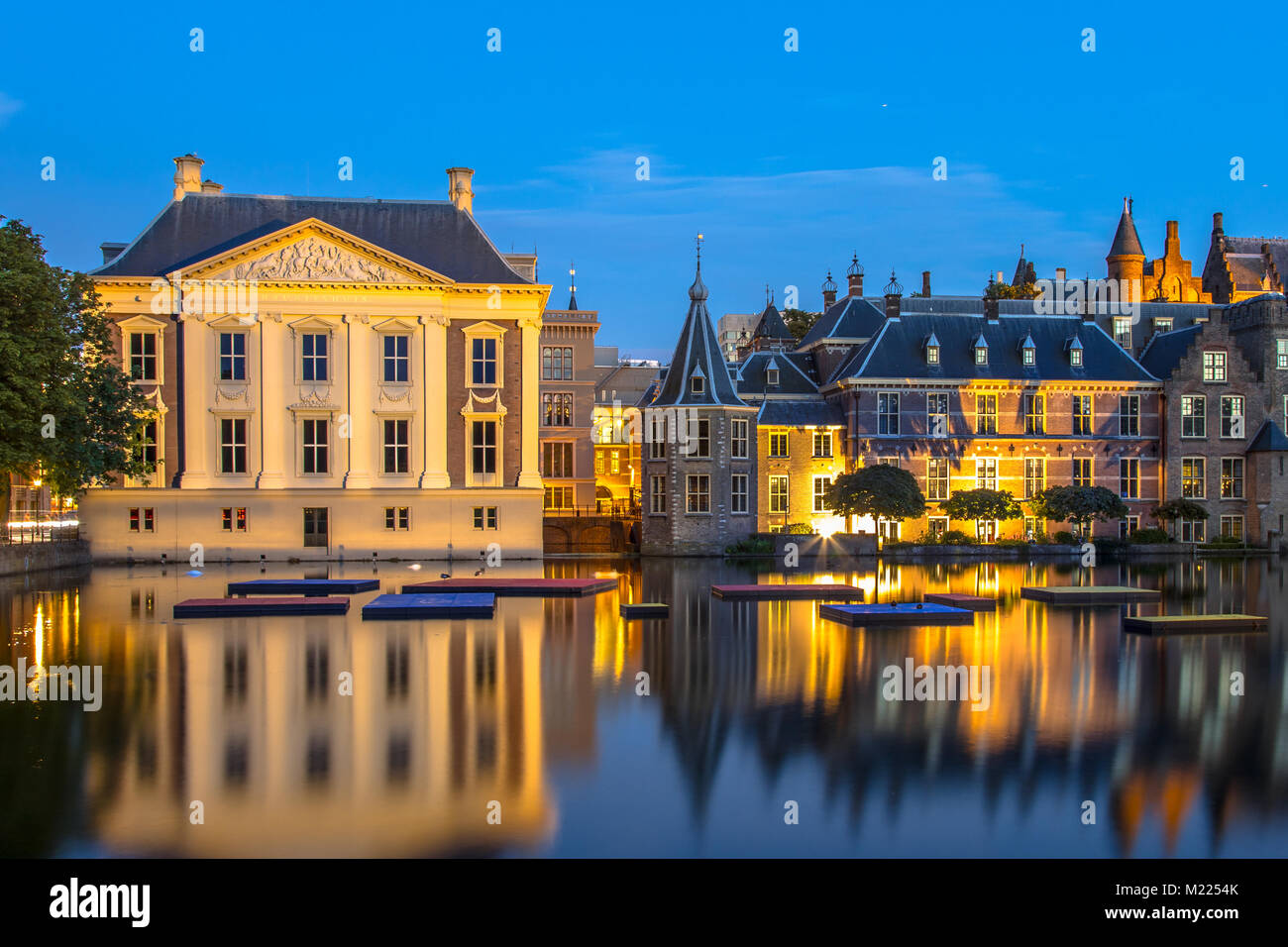 Niederländische Parlament Gebäude Binnenhof, Mauritshuis von Hofvijver bei Nacht gesehen. Den Haag Niederlande Stockfoto