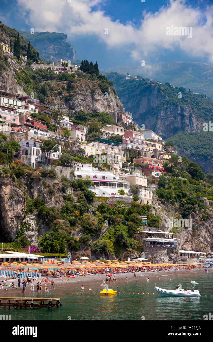 Resort Hotels und die Klippen von Positano über das mediterrane Meer entlang der Küste von Amalfi, Kampanien, Italien Stockfoto
