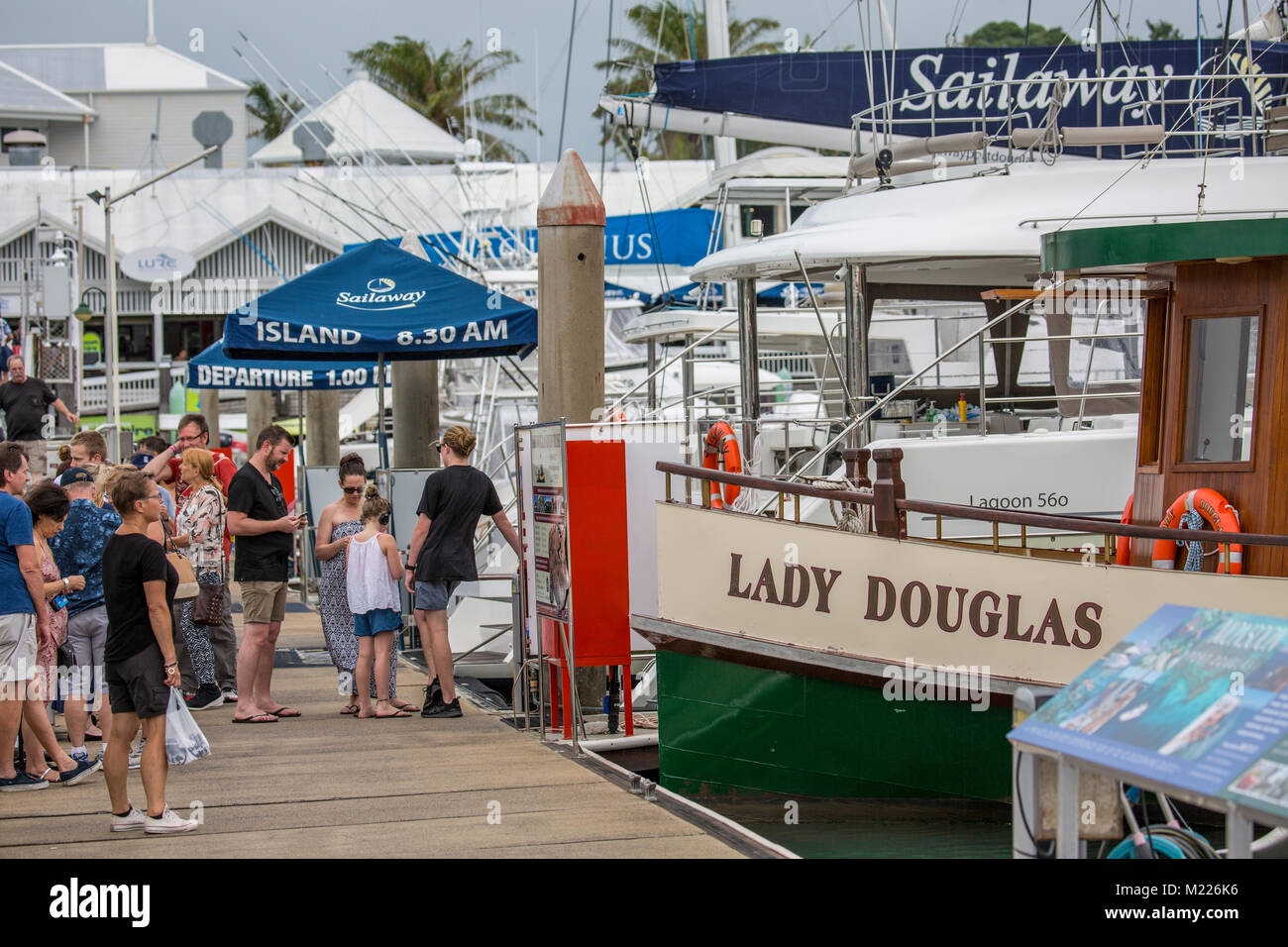 Die Menschen an Bord Lady Douglas Boot in Port Douglas Marina für eine abendliche Bootsfahrt, Queensland, Australien warten Stockfoto