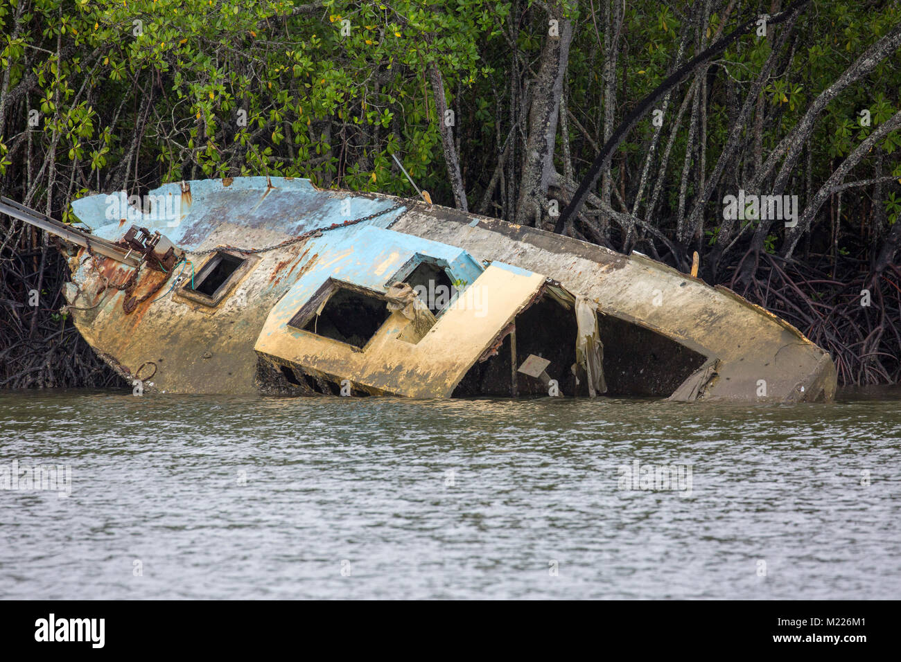 Boot beschädigt und teilweise durch einen tropischen Wirbelsturm Yasi in Port Douglas, Far North Queensland, Australien versenkt. Cyclone Yasi schlug im Jahr 2011. Stockfoto