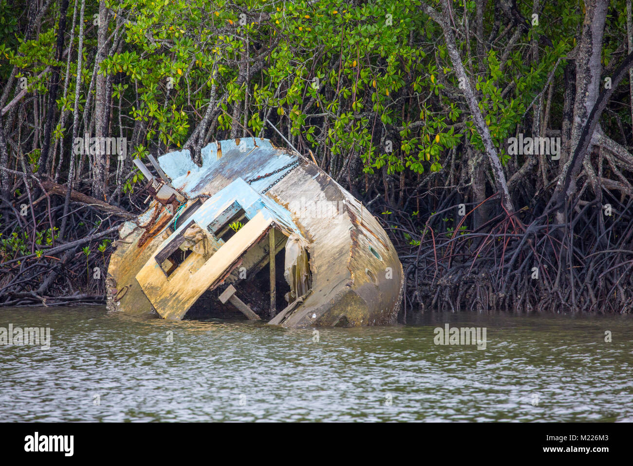 Boot beschädigt und teilweise durch einen tropischen Wirbelsturm Yasi in Port Douglas, Far North Queensland, Australien gesunken Stockfoto