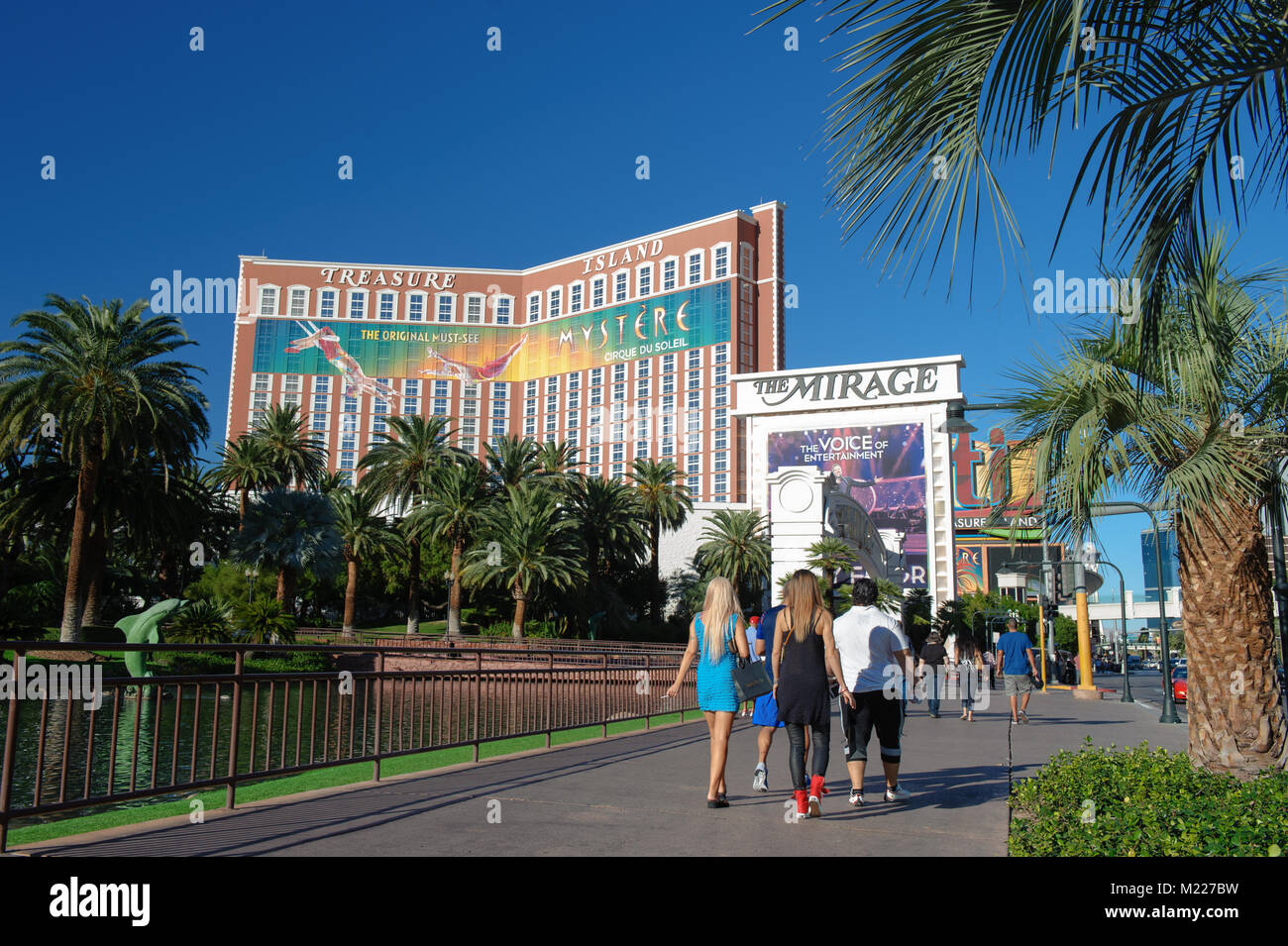 Fußgänger zu Fuß am Las Vegas Boulevard (Strip) in Richtung Mirage und Treasure Island Hotels. Stockfoto