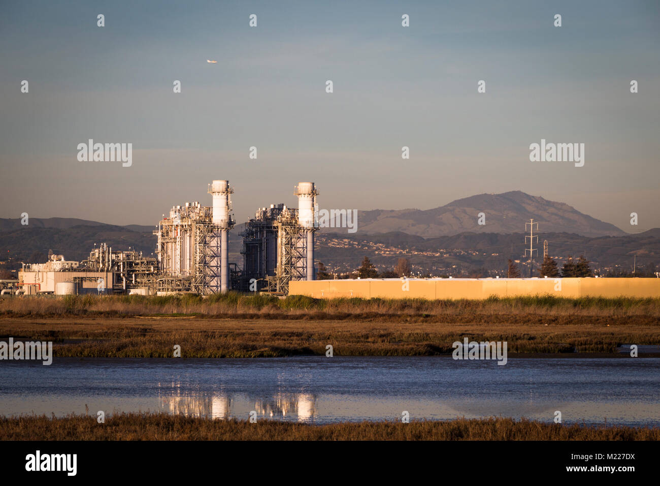Der Russell City Energy Center, ein Gaskraftwerk neben dem Hayward Marsh entlang der Bucht von San Francisco. Im Hintergrund ist ein East Bay landm Stockfoto