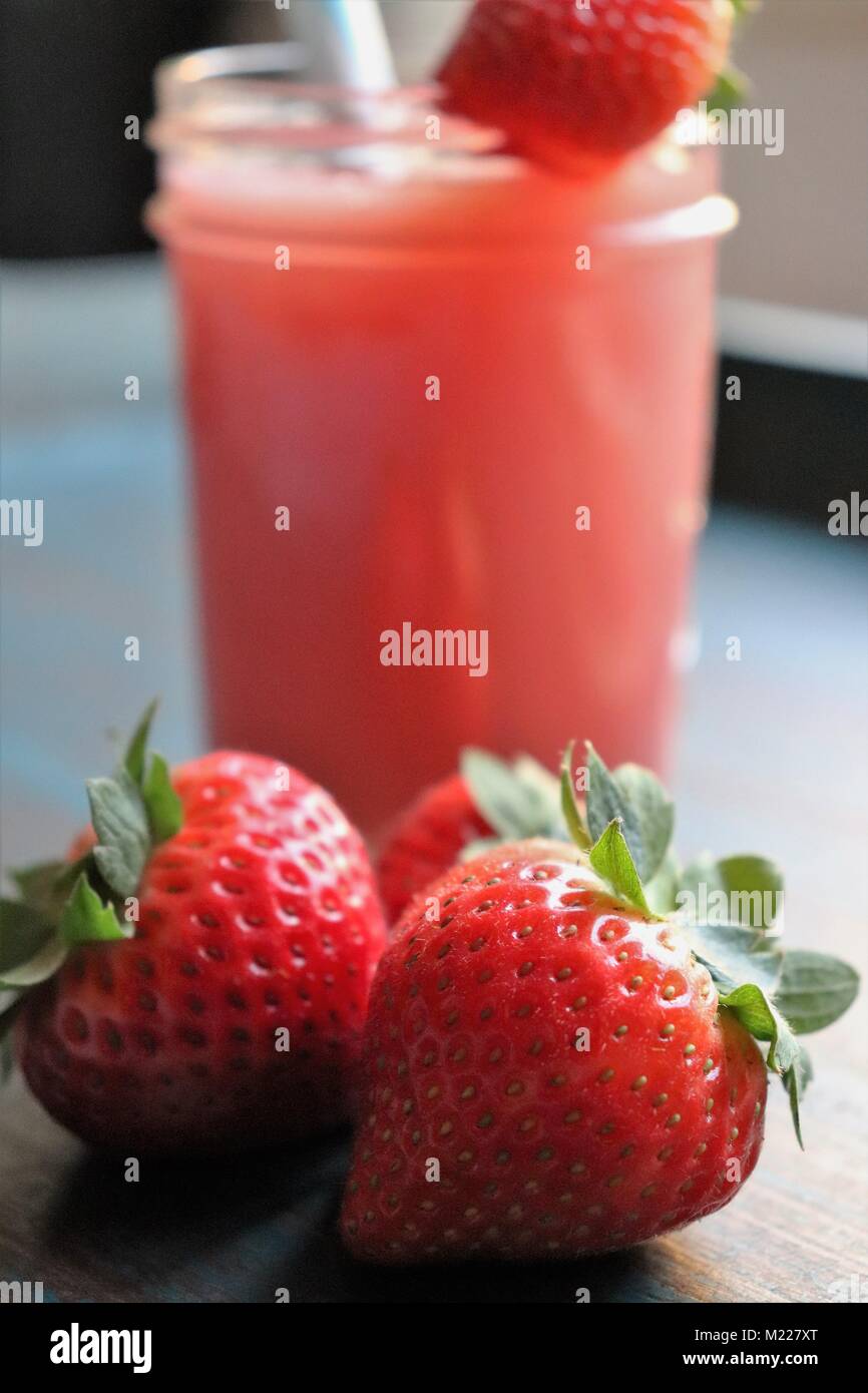 Saft in einfachen Glas Stockfoto