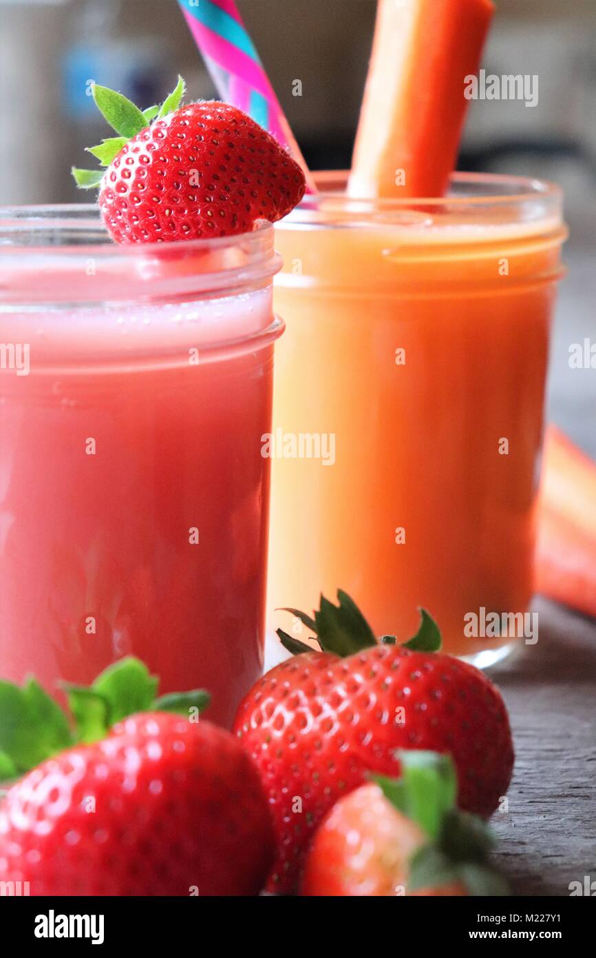 Saft in einfachen Glas Stockfoto