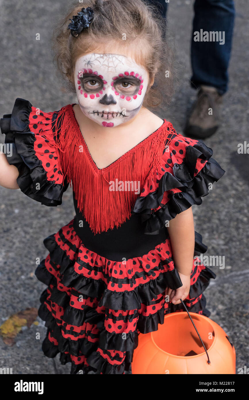 Halloween Kostüm auf ein kleines Mädchen, sie ist eine der lebenden Toten. Stockfoto