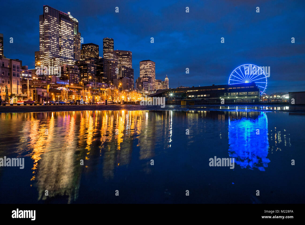 Big Wheel und Skyline in der Pfütze von Wasser, Seattle, Washington, USA Stockfoto