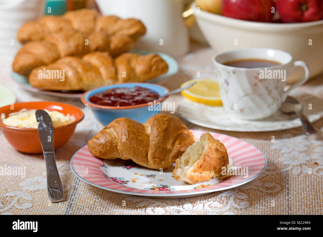 Erdbeer Marmelade und Butter auf frischen Croissants Stockfoto