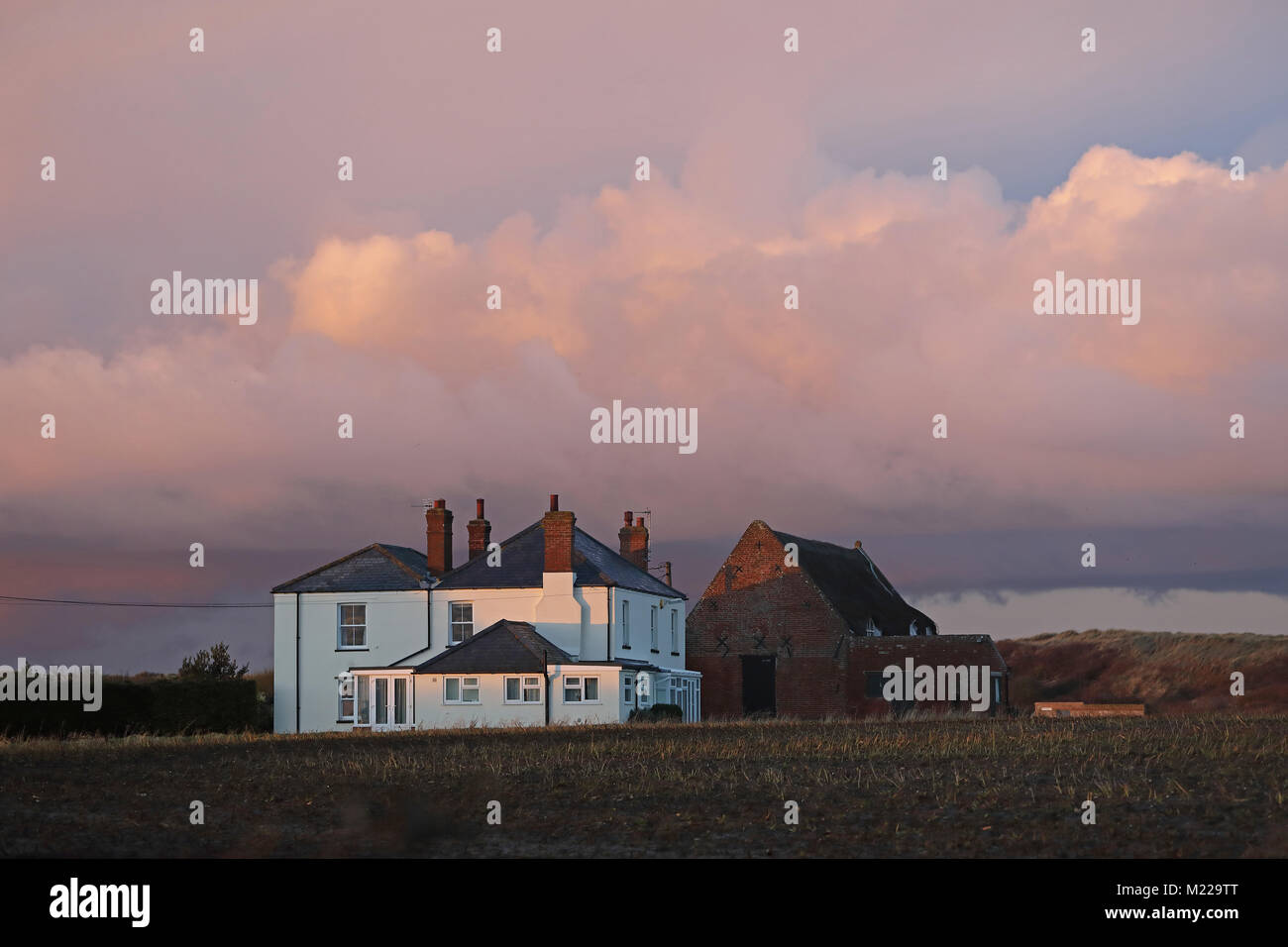 Schloss Hof im Abendlicht mit stürmischen Himmel Eccles-on-Sea, Norfolk, Großbritannien Januar Stockfoto