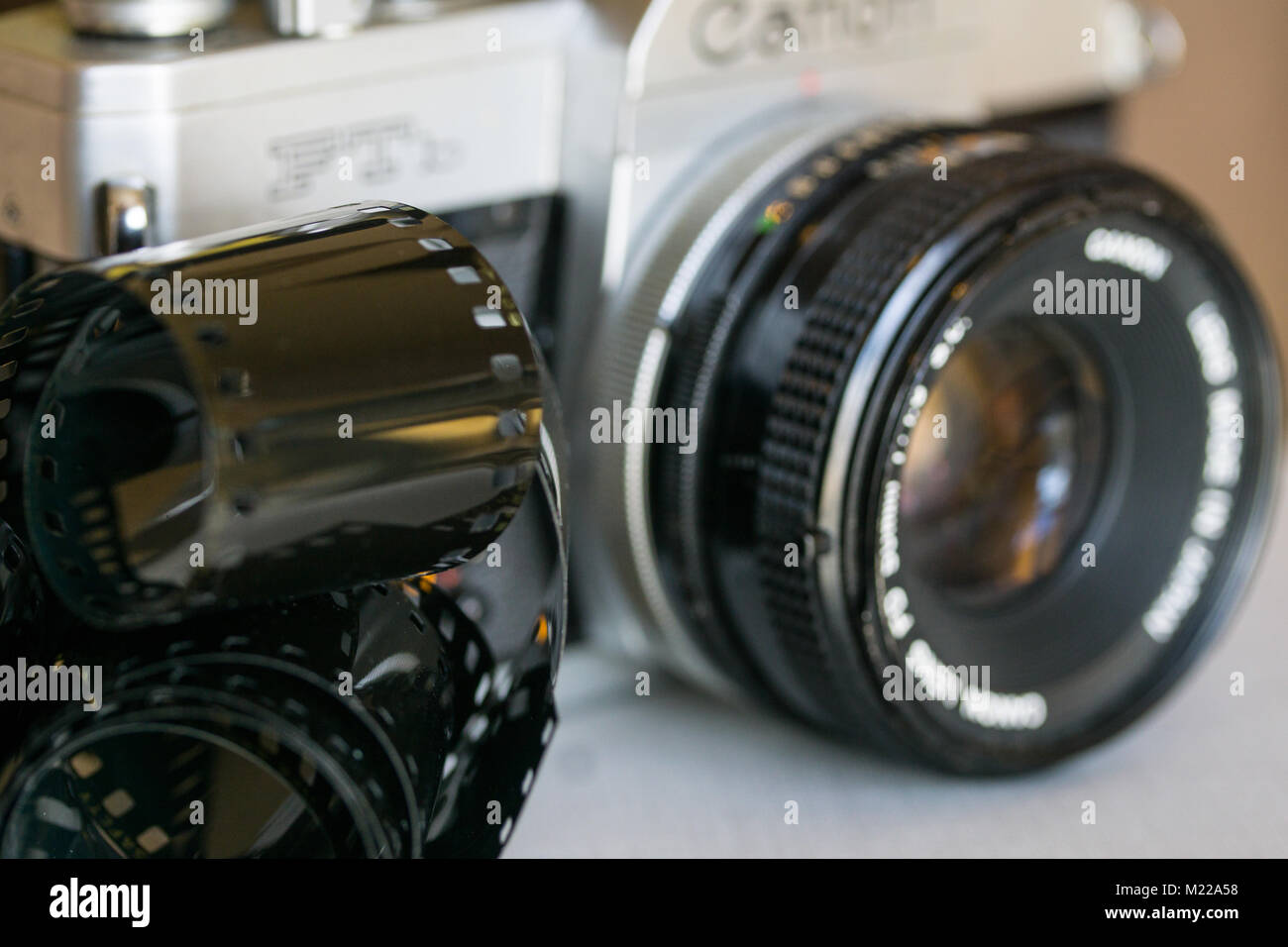 Canon FTB Spiegelreflexkamera mit Rollen von Kodak Sicherheit Film im Vordergrund. Stockfoto