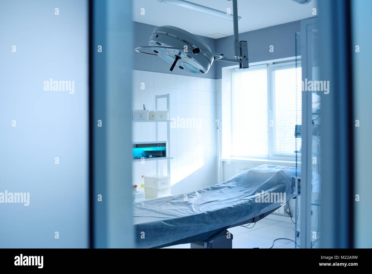 Op und OP-Lampe in einer modernen Klinik Stockfoto
