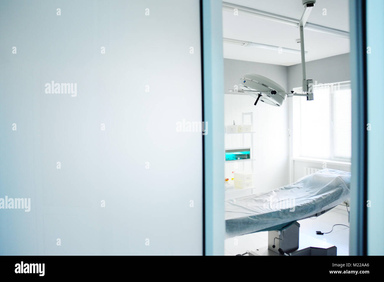 Op und OP-Lampe in einer modernen Klinik Stockfoto