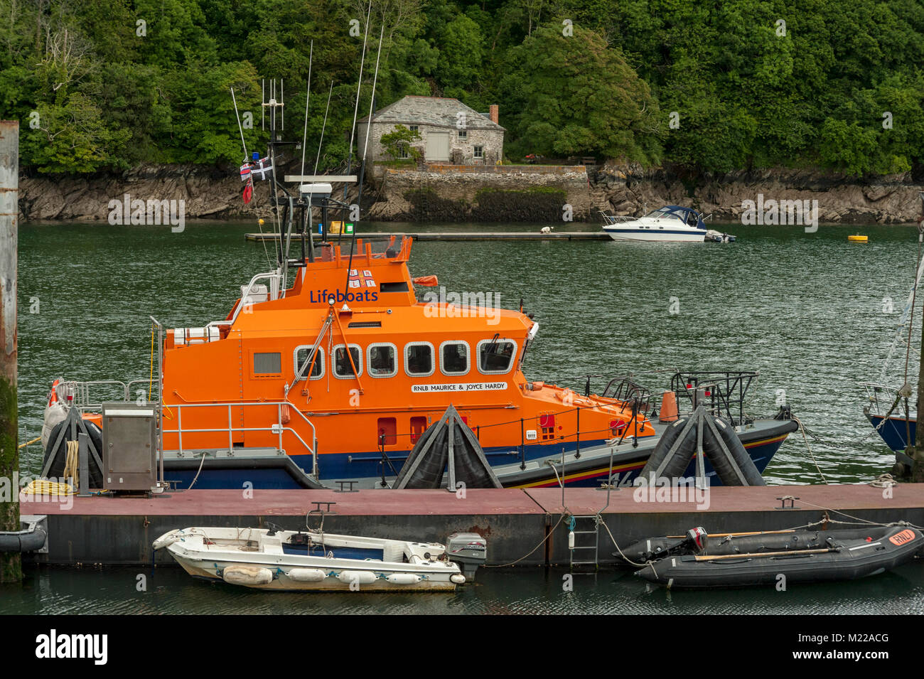 FOWEY, CORNWALL - 07. JUNI 2009: RNLI-Rettungsboot (RNLB Maurice und Joyce Hardy) im Hafen vor Anker Stockfoto